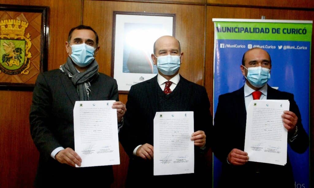 Municipio de Curicó firmó convenio con Conservador de Bienes Raíces para agilizar trámites