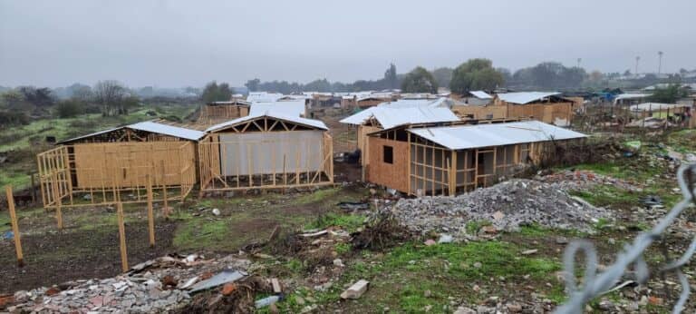 Demolición de viviendas en toma ilegal frente al Río Guaiquillo de Curicó se ejecutará en diez días