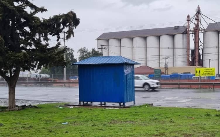 Sujetos armados asaltaron a hombre que esperaba locomoción en paradero frente a Romeral