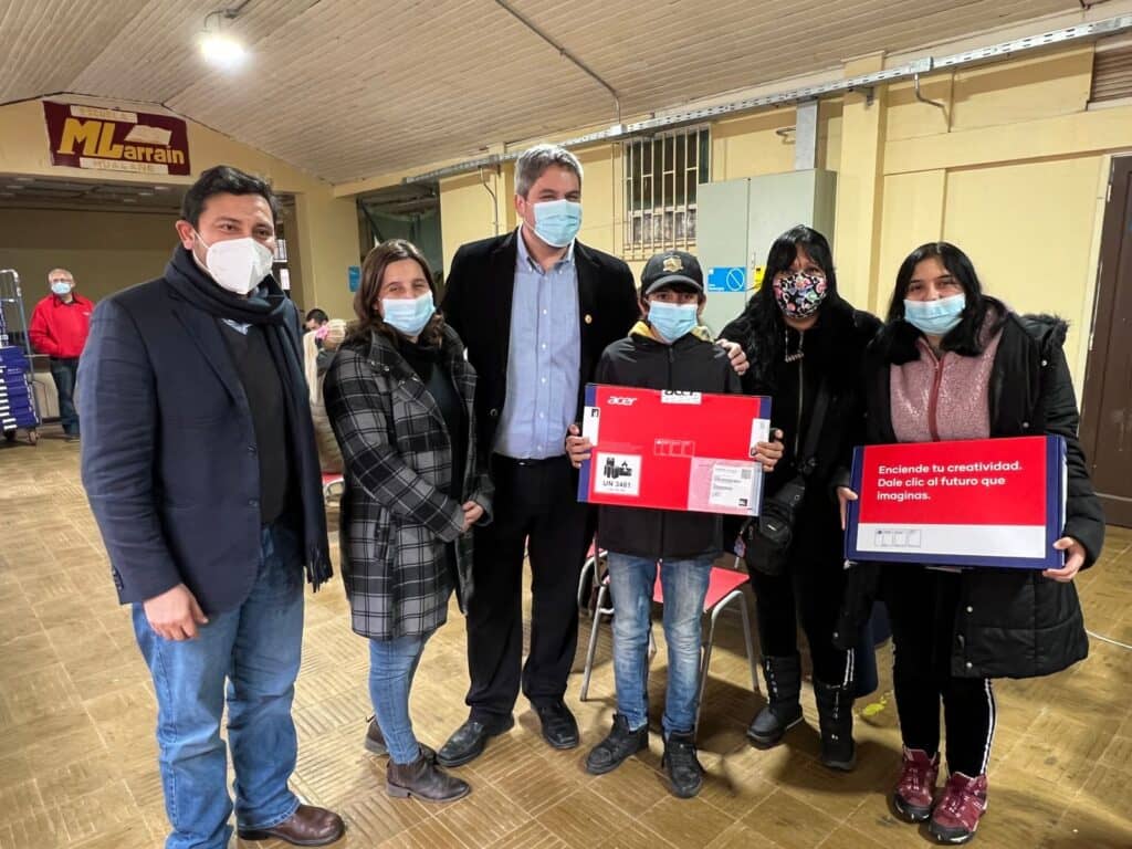 Estudiantes de Hualañé recibieron notebooks gracias a programa de gobierno "Becas TIC"
