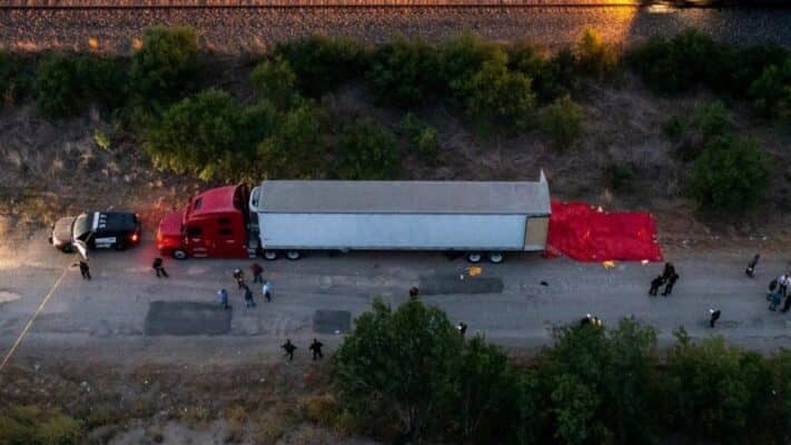 Encuentran 46 migrantes muertos y 16 heridos dentro de un camión en Texas