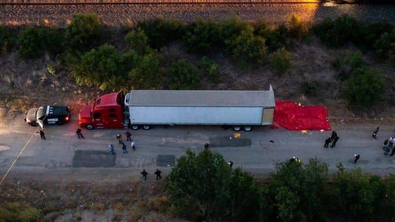 Encuentran 46 migrantes muertos y 16 heridos dentro de un camión en Texas