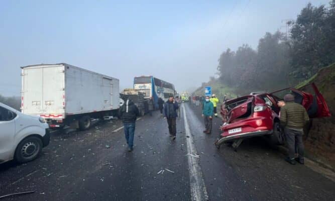 Colisión múltiple en la Ruta 5 a la altura de Río Claro deja varios heridos y tránsito interrumpido