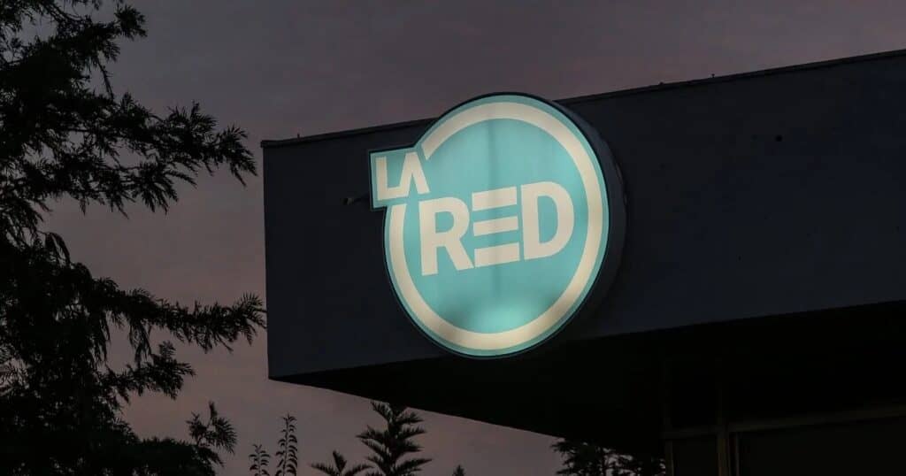 Crisis en La Red: despiden a medio centenar de empleados en medio de huelga