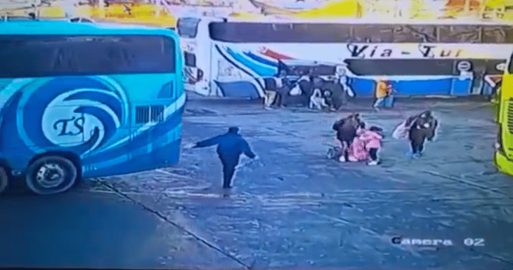 Bus casi atropella a una familia en terminal: cámaras captaron el momento