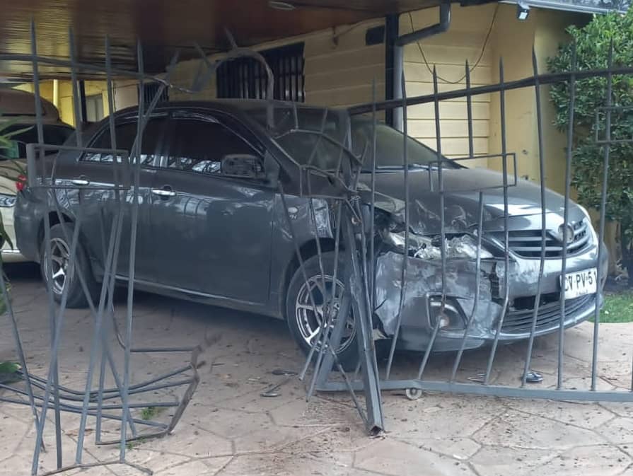 Buscan a conductor que chocó contra reja de funeraria y causó daños a vehículos en Curicó