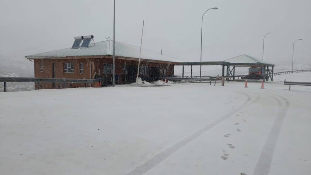 Rescatan a familia que quedó atrapada en medio de nevazones en Paso Vergara