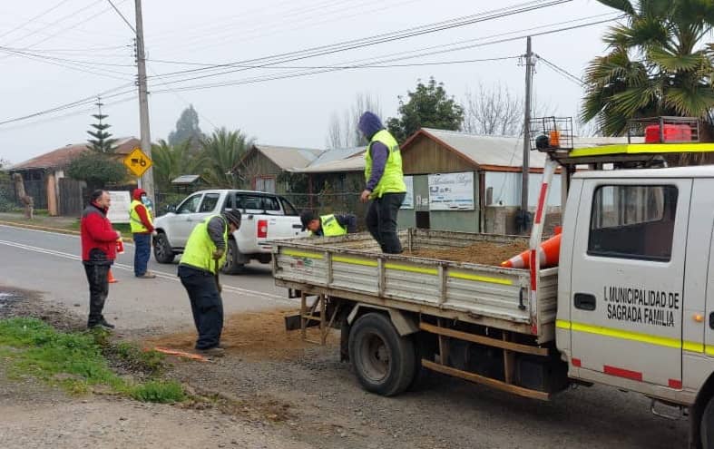 Municipio de Sagrada Familia realiza tapado de hoyos provisorio en las calles