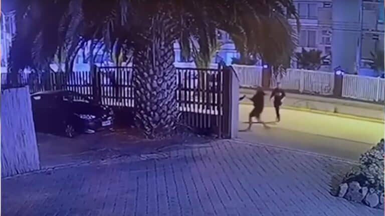 Menor de 15 años fue baleado en la cabeza mientras caminaba junto a su padre