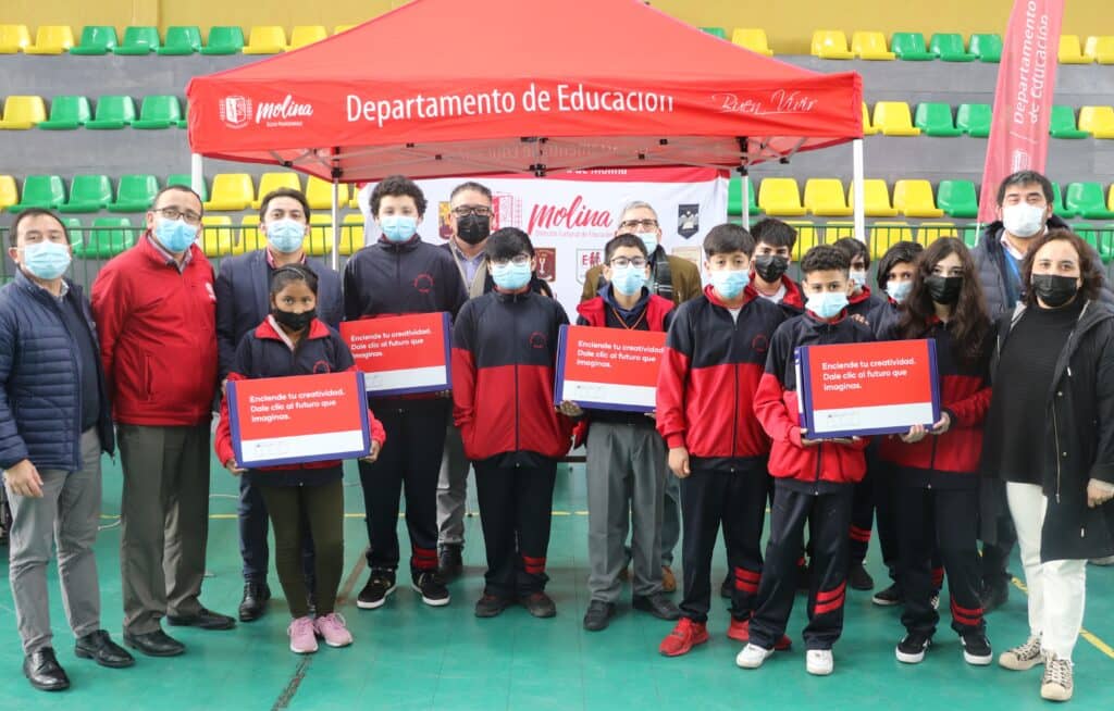 Más de 400 estudiantes de Molina recibieron computadores con internet