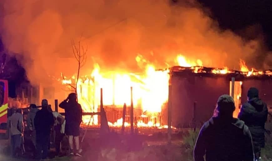 Incendio destruyó dos viviendas y dejó tres damnificados en sector San Pablo de Romeral