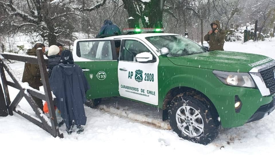 Carabineros rescató a personas aisladas por la nieve en la precordillera de Molina