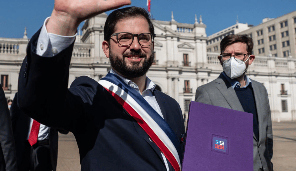 Denuncian a Presidente Boric ante Contraloria por faltar a la "prescindencia"