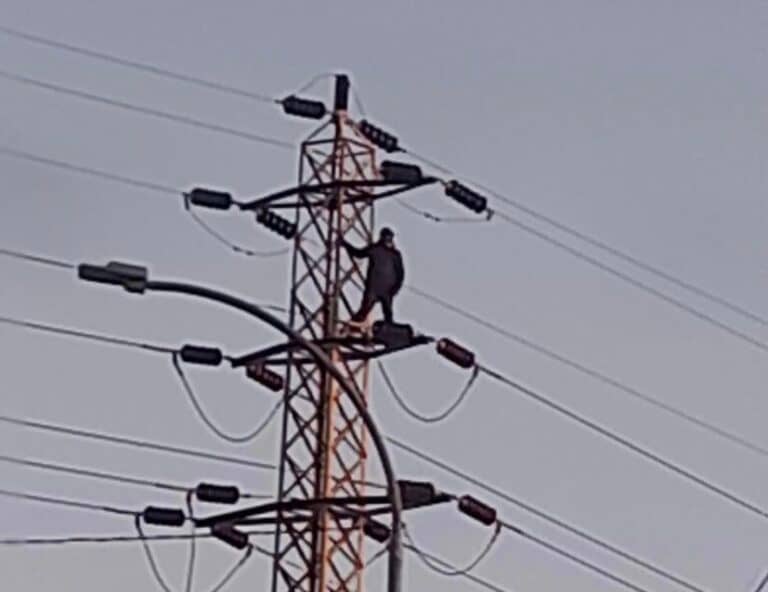 Hombre fallece calcinado luego de subir a torre de alta tensión en Curicó