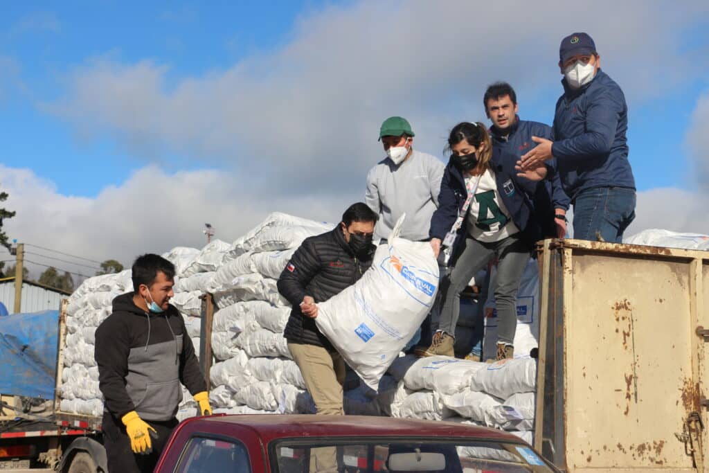 Crianceros de Romeral recibieron sacos de alfalfa para alimentar a sus ganados