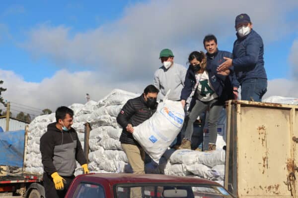 Crianceros de Romeral recibieron sacos de alfalfa para alimentar a sus ganados