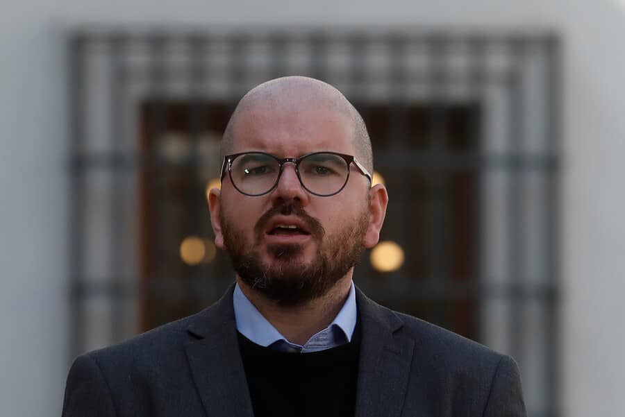 Oficialismo acusa a Controlaría de estar cerca de "traspasar la línea de la arbitrariedad"