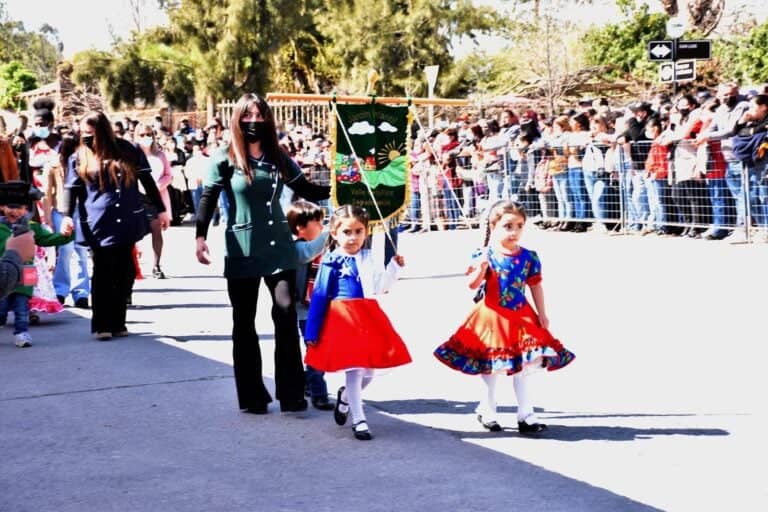 Sagrada Familia da el puntapié inicial al regreso de los desfiles en fiestas patrias
