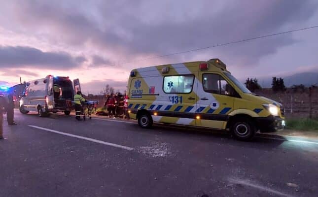Tres lesionados dejó choque contra alumbrado público en la Ruta J-60