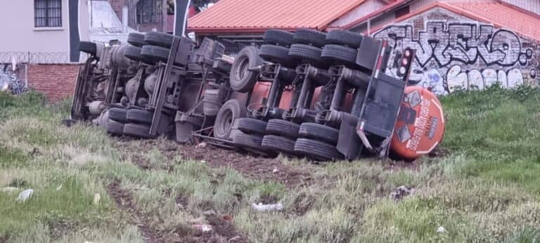 Volcamiento de camión cargado con ácido sulfúrico provoca emergencia química en Curicó