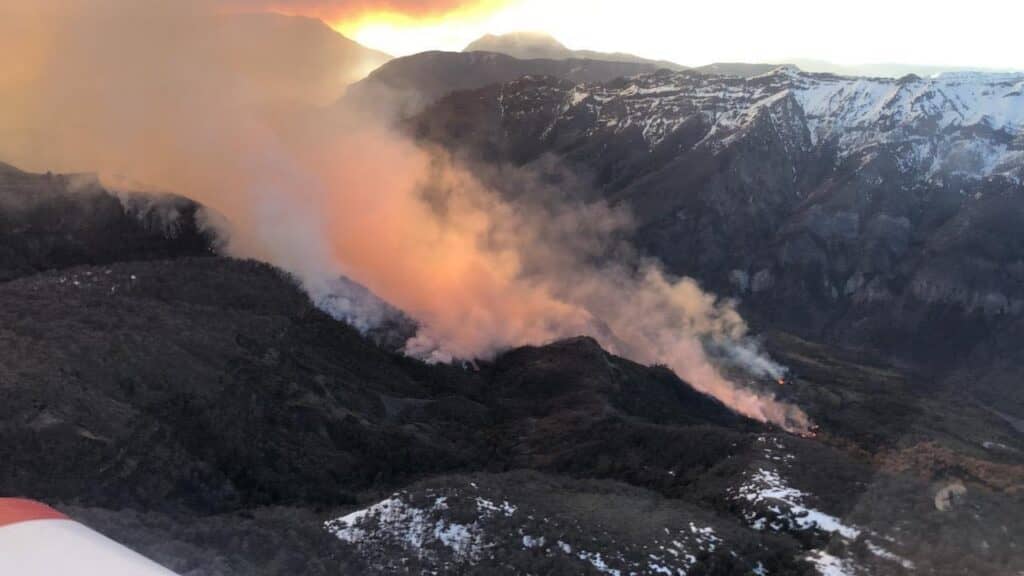 Onemi decretó alerta roja por incendio forestal en la cordillera de Molina