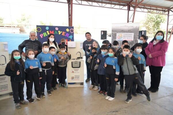 Entregan 48 lavamanos portátiles a escuelas de Yerbas Buenas