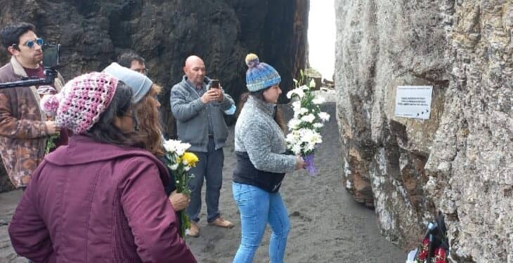 Familias de jóvenes desaparecidos en Cobquecura se reencontraron en la playa Iglesia de Piedra