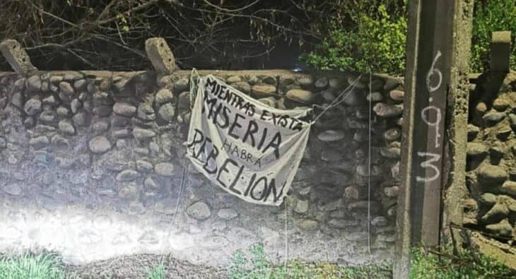 Queman neumático e instalan lienzo en el ingreso a Romeral