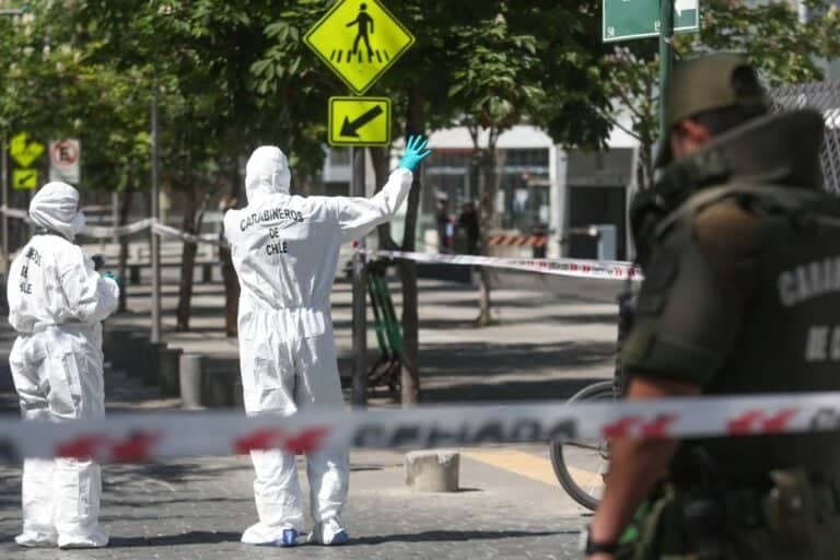 Investigan origen y composición de bomba encontrada en edificio en Las Condes