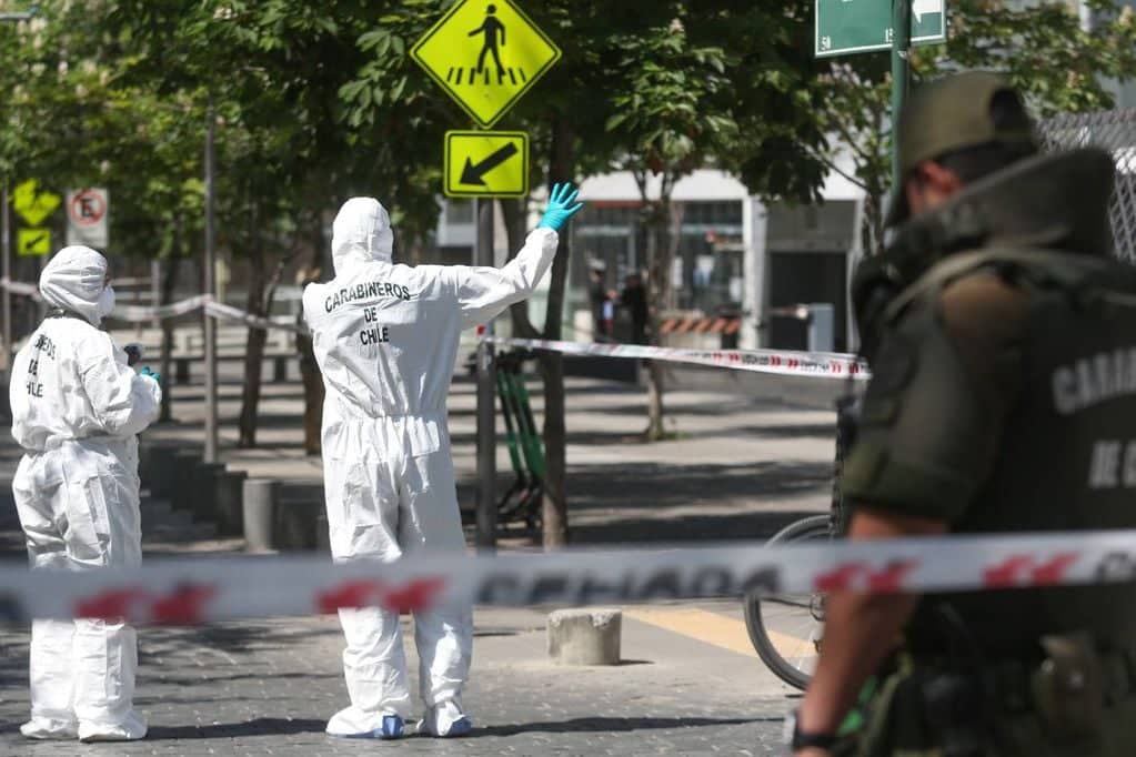 Investigan origen y composición de bomba encontrada en edificio en Las Condes