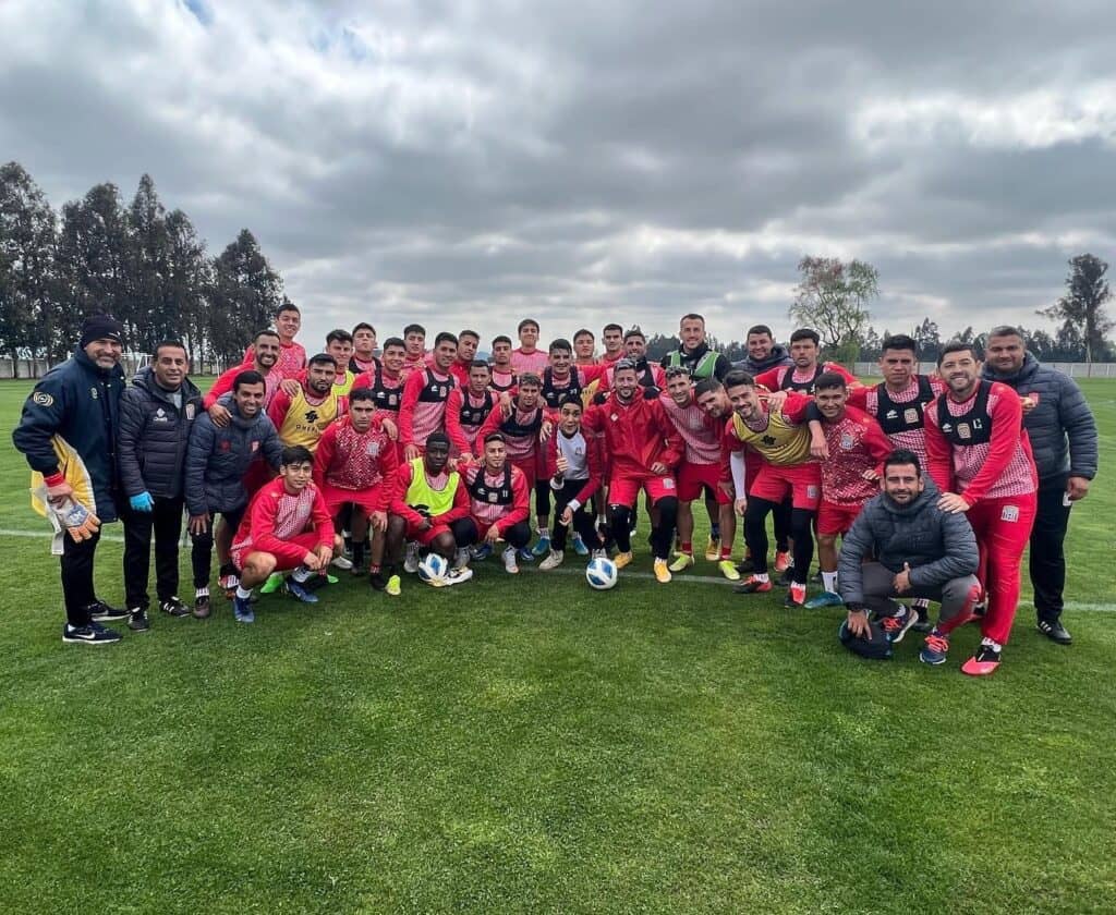Destacado hincha de Curicó Unido visitó al plantel durante su entrenamiento