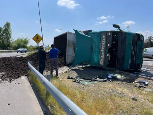 Cursan sumarios sanitarios tras volcamiento de camión con compost en la carretera