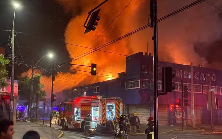 Carabineros encontró cuerpo calcinado tras incendio que destruyó supermercado y radio en Parral