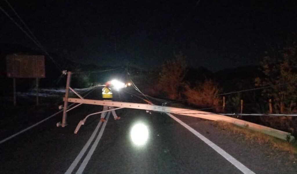 Choque de poste provocó extenso corte eléctrico en Cordillerilla