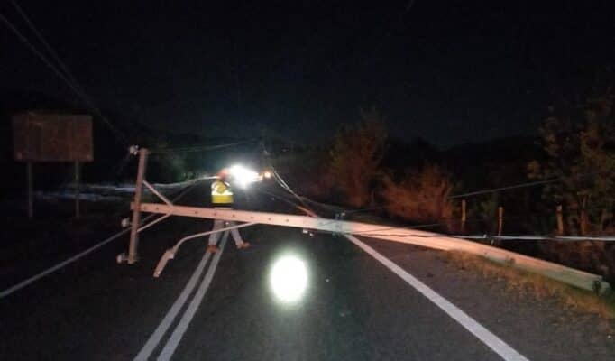 Choque de poste provocó extenso corte eléctrico en Cordillerilla