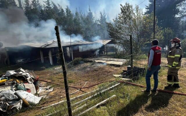 Siete casas destruidas dejan incendio forestal en Rio Claro