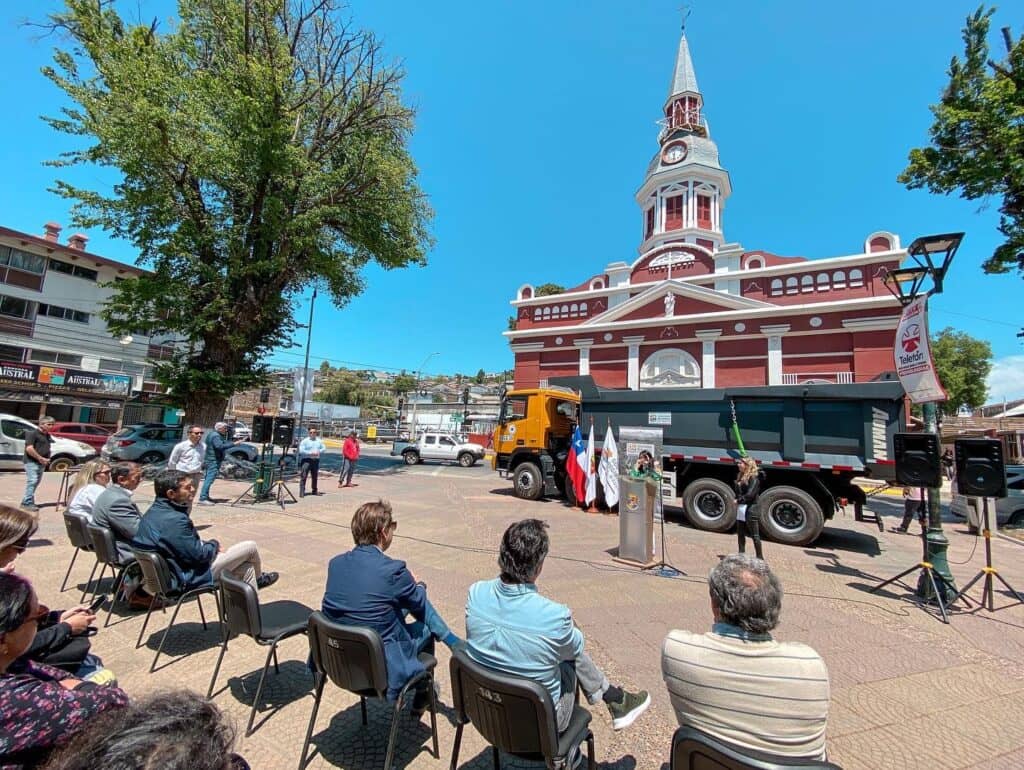 Gobierno Regional entregó camión tolva a municipio de Constitución