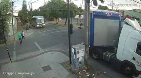 Camión de alto tonelaje derribó semáforo en el centro de Curicó