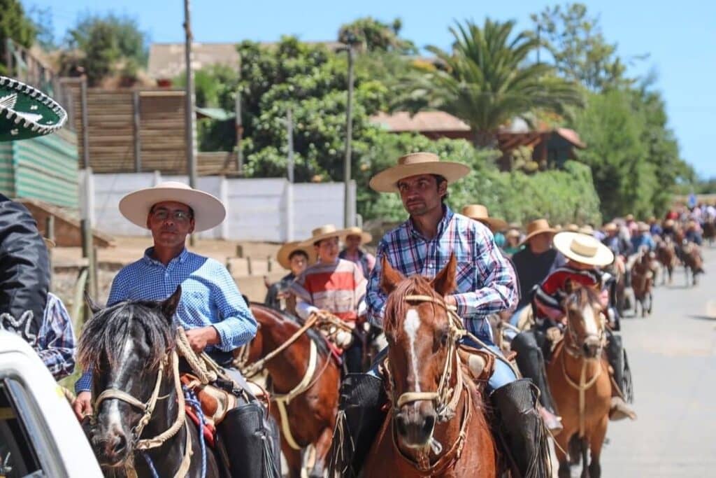 Más de 100 jinetes participaron en la cabalgata "rescatando tradiciones campesinas de Vichuquén 2022"