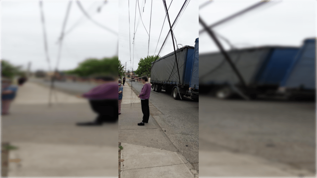 FOTOS | Camión derribó cuatro postes del tendido eléctrico en la población Diego Portales de Curicó