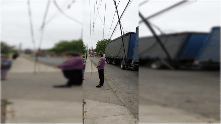 FOTOS | Camión derribó cuatro postes del tendido eléctrico en la población Diego Portales de Curicó