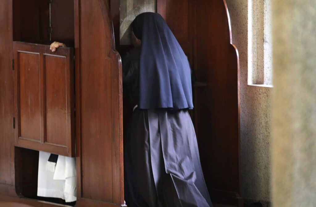 Acusan a sacerdote de organizar orgías con monjas por la "Santísima Trinidad"