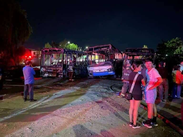 Vivienda y microbuses resultan quemados tras incendio en sector Bombero Garrido