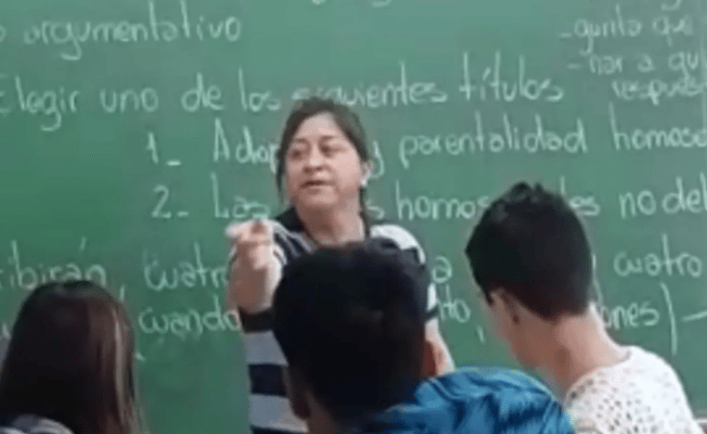 Madre entró a sala de clases y golpeó a estudiante que le hacía bullying a su hijo