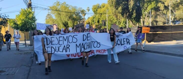 Mujeres protestan por fuga de sentenciado por violación en Curicó