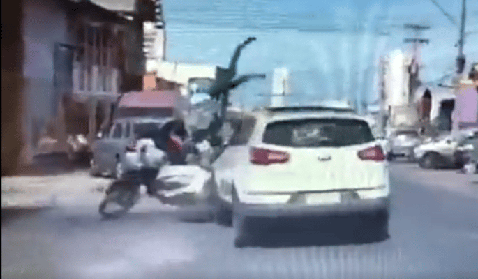 Delincuentes salen eyectados tras colisionar con un vehículo mientras huían de Carabineros