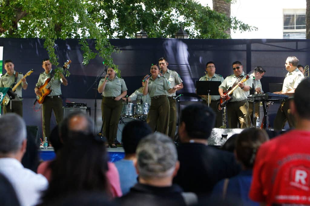 Curicanos disfrutaron presentación de la Small Band de Carabineros de Chile