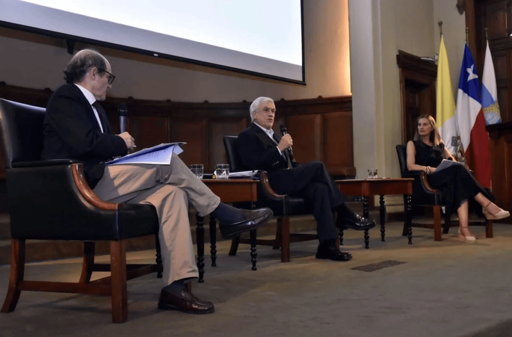 Funan a expresidente Piñera en la Casa Central de la Pontificia Universidad Católica