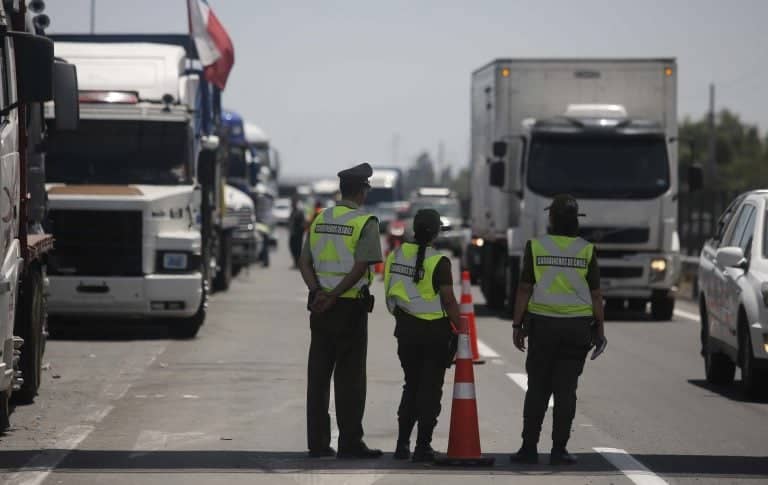 Dan de baja a ocho carabineros que recibieron dinero por escoltar a camioneros