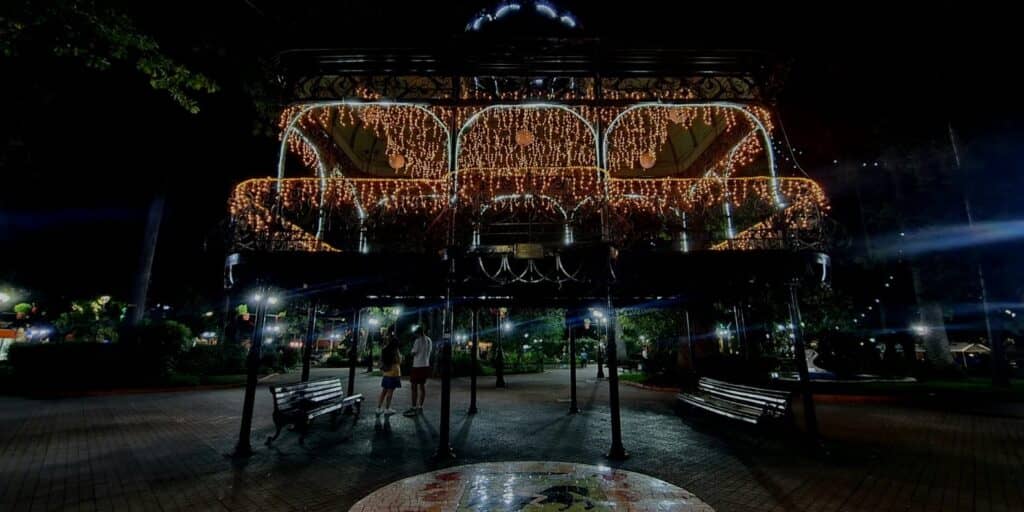 Curicó ilumina su plaza de armas para recibir las fiestas de fin de año